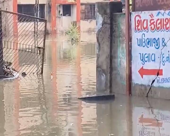 ભાવનગરના જેસરમાં ફાટ્યું આભ હતું. સવારથી અત્યાર સુધીમાં જેસરમાં સાત ઈંચ વરસાદ ખાબક્યો હતો. તે સિવાય પાલીતાણામાં 6 ઈંચ વરસાદ, ભાવનગરના મહુવામાં 6 ઈંચ વરસાદ, તળાજામાં 3 ઈંચ વરસાદ, સિહોરમાં પોણા બે ઈંચ વરસાદ, રાજુલામાં પોણા બે ઈંચ વરસાદ, ઉમરગામમાં સવા ઈંચ વરસાદ, ઉનામાં સવા એક ઈંચ વરસાદ, સુત્રાપાડામાં સવા ઈંચ વરસાદ, હાંસોટમાં એક ઈંચ વરસાદ, ગારીયાધારમાં એક ઈંચ વરસાદ, ખાંભા, સાવરકુંડલા, જાફરાબાદમાં એક-એક ઈંચ વરસાદ વરસ્યો હતો.