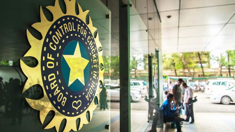  बीसीसीआई ने स्टाफ के खर्चों पर कसा शिकंजा, डेली अलाउंस और ट्रैवल पॉलिसी में किया बड़ा बदलाव