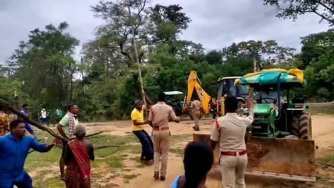 Tensions rise as tribals block officials with sticks as JCB and bulldozers arrive in Mulugu District High Tension In Mulugu: సీతక్క ఇలాకాలో జేసీబీ, బుల్డోజర్లతో వెళ్లిన అధికారులు.. కర్రలతో గిరిజనులు అడ్డుకోవడంతో ఉద్రిక్తత