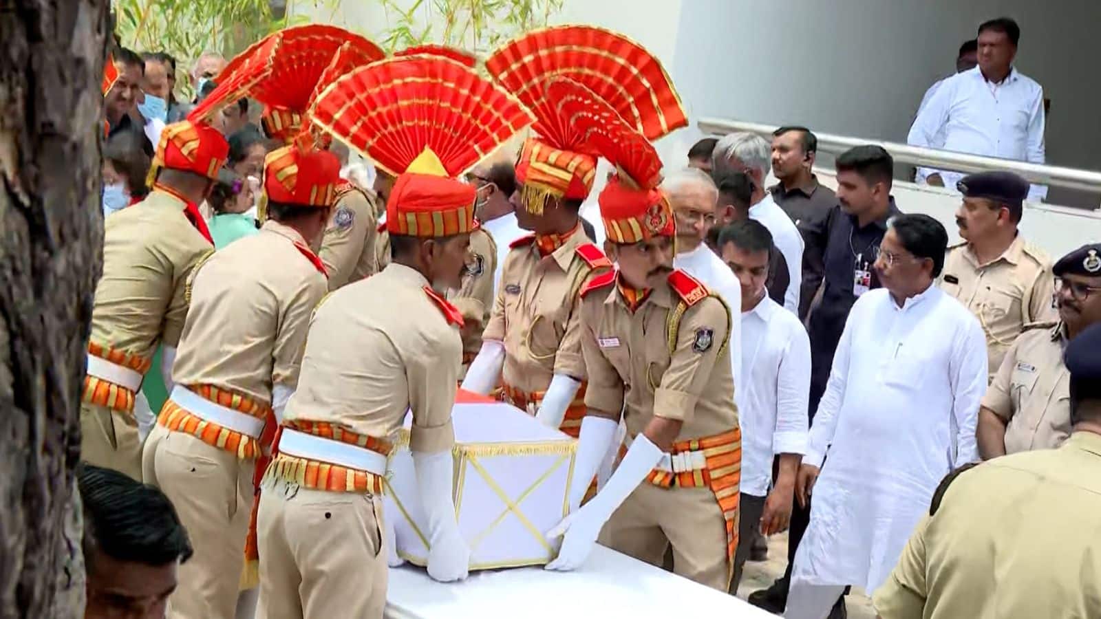 Vijay Rupani Funeral: লন্ডনে মেয়ের কাছে যাওয়ার ইচ্ছে অপূর্ণই রয়ে গেল, পূর্ণ রাষ্ট্রীয় মর্যাদায় শেষকৃত্য সম্পন্ন গুজরাতের প্রাক্তন মুখ্যমন্ত্রী বিজয় রূপাণীর