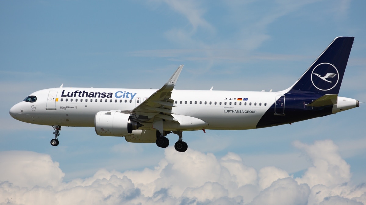 Frankfurt Hyderabad Flight में बम की अफवाह, 2 घंटे बाद वापस लौटी लुफ्थांसा की उड़ान 6 Lufthansa-Flight-To-Hyderabad-Denied-Landing-Returns-To-Frankfurt-After-Bomb-Threat | भारत ने क्यों नहीं दी लैंडिंग की इजाजत, लुफ्थांसा की फ्लाइट को लेना पड़ा यू-टर्न, जानिए क्या ...