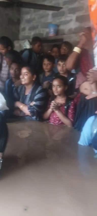 આ સ્થિતિ વચ્ચે તલગાજરડા ગામ નજીક એક ચોંકાવનારી ઘટના બની છે, જ્યાં સર્વોદય સ્કૂલના લગભગ 40 જેટલા બાળકો નદીના કોઝવેમાં ફસાઈ ગયા છે.