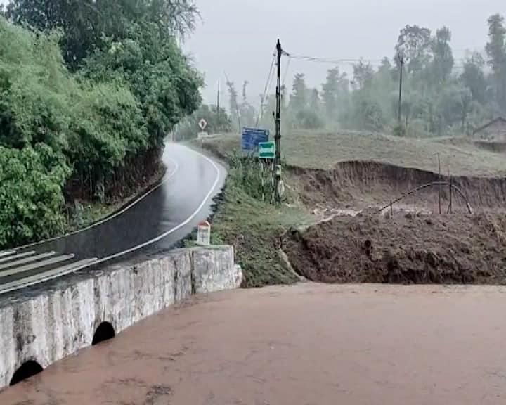 જોકે, આ બધાની વચ્ચે એક રાહતની વાત એ છે કે અંગ દઝાડતી ગરમી અને અસહ્ય બફારામાંથી લોકોને મોટી રાહત મળી છે અને વાતાવરણમાં ઠંડક પ્રસરી છે. તંત્ર દ્વારા પરિસ્થિતિને નિયંત્રિત કરવા અને રાહત કામગીરી હાથ ધરવામાં આવી રહી છે.