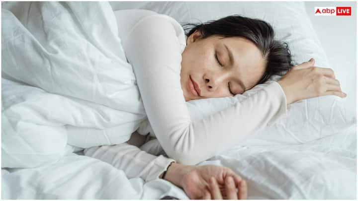 अगर शरीर में लगातार थकान महसूस हो रही है. थकान की ये क्राॅनिक ​स्थिति प्राॅपर नींद नहीं आने के कारण हो सकती. हो सकता है कि इस दाैरान बाॅडी स्लीप डिसऑर्डर स्लीप ​एपनिया या नार्कोलेप्सी से जूझ रही हो. इसको इग्नोर नहीं करना चाहिए. ऐसा करने से मुसीबत बढ़ सकती है.