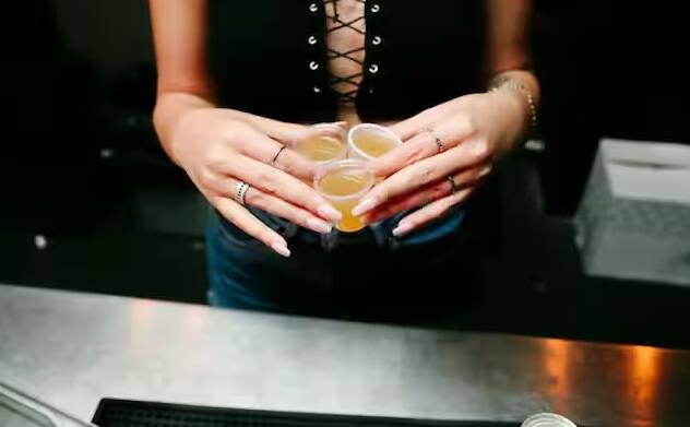 આદિવાસી વિસ્તારોમાં દારૂ પીવો એ રોજિંદા જીવનનો એક ભાગ છે. શહેરોમાં પણ તણાવ જેવા કારણોસર સ્ત્રીઓમાં દારૂનું પ્રમાણ વધી રહ્યું છે.