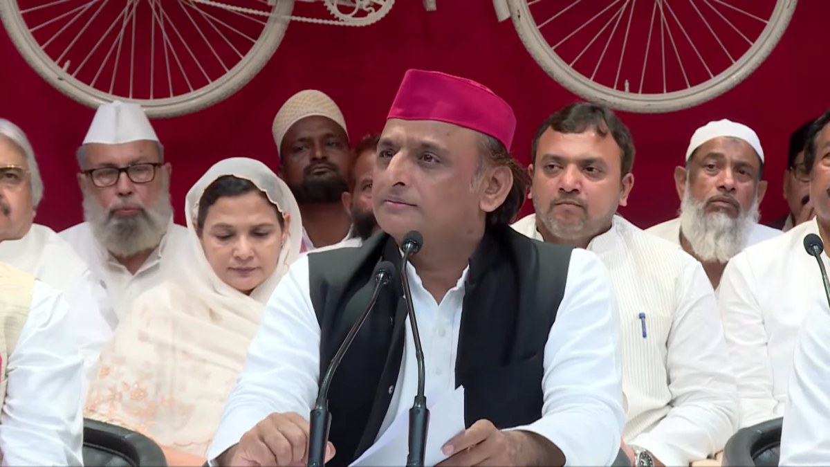 UP Politics: जनगणना की अधिसूचना के बाद अखिलेश यादव का बड़ा दावा, कहा- सावधान रहें, हम सबको मिलकर…