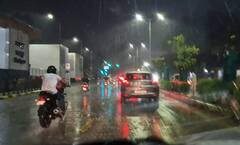 Ahmedabad Rain: અમદાવાદ શહેરમાં ભારે પવન અને વીજળીના કડાકા સાથે ધોધમાર વરસાદ 