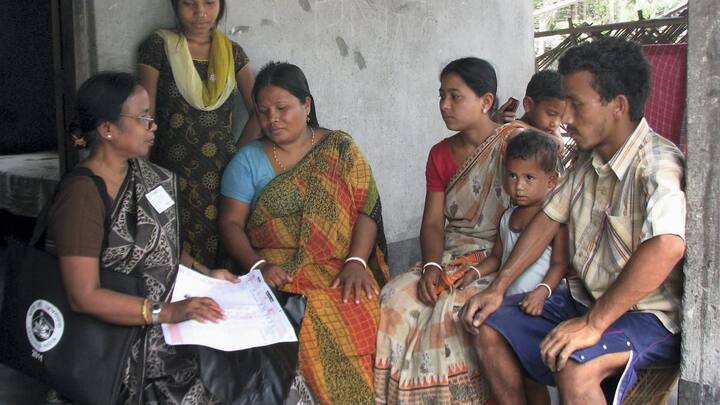 जनगणना के नाम पर फ्रॉड करने वाले लोग आपके घर आते हैं. यह अपने आप को जनगणना अधिकारी बताते हैं. और आपके घर में घुसकर आपकी पर्सनल डीटेल्स हासिल कर लेते हैं. जिसे बाद में ठगी को अंजाम दे देते हैं.