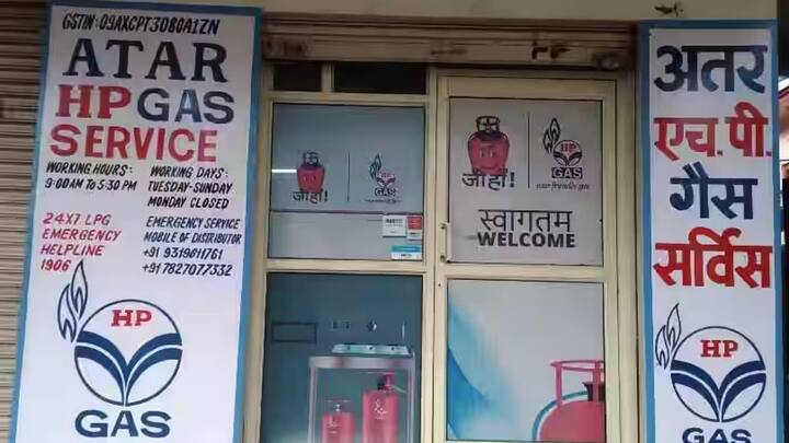 आपको बता दें इस मुआवजे को हासिल करने के लिए आपको एक पूरी प्रक्रिया के तहत गुजरना होता है. आपको सिलेंडर फटने के बारे में सबसे पहले पुलिस को जानकारी देनी होती है. और गैस एजेंसी को बताना होता है इसके बाद गैस एजेंसी के लोग हादसे वाली जगह जाकर जांच करते हैं. और इसके बाद एक रिपोर्ट तैयार की जाती है.