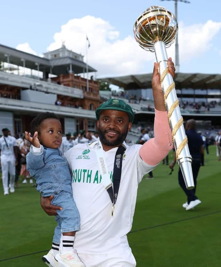 Temba bavuma photo goes viral with glasses on and wtc trophy in hand south africa team captain 24 बावुमा ने अपनी टीम के लिए दोनों पारियों में शानदार पारी खेली. बावुमा ने पहली पारी में 36 रन बनाए. वहीं 282 रनों के लक्ष्य को चेज करते हुए बावुमा ने 66 रनों की पारी खेली. बावुमा के मांसपेंशियों में खिचांव था. इसके बाद भी वो दर्द में बल्लेबाजी करते रहे.
