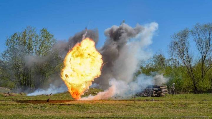 इस रिपोर्ट के अनुसार, दुनिया में परमाणु हथियारों का जखीरा काफी ज्यादा हो गया है. इन सभी देशों के पास कुल लगभग 12,241 परमाणु हथियार (वॉरहेड) हैं.