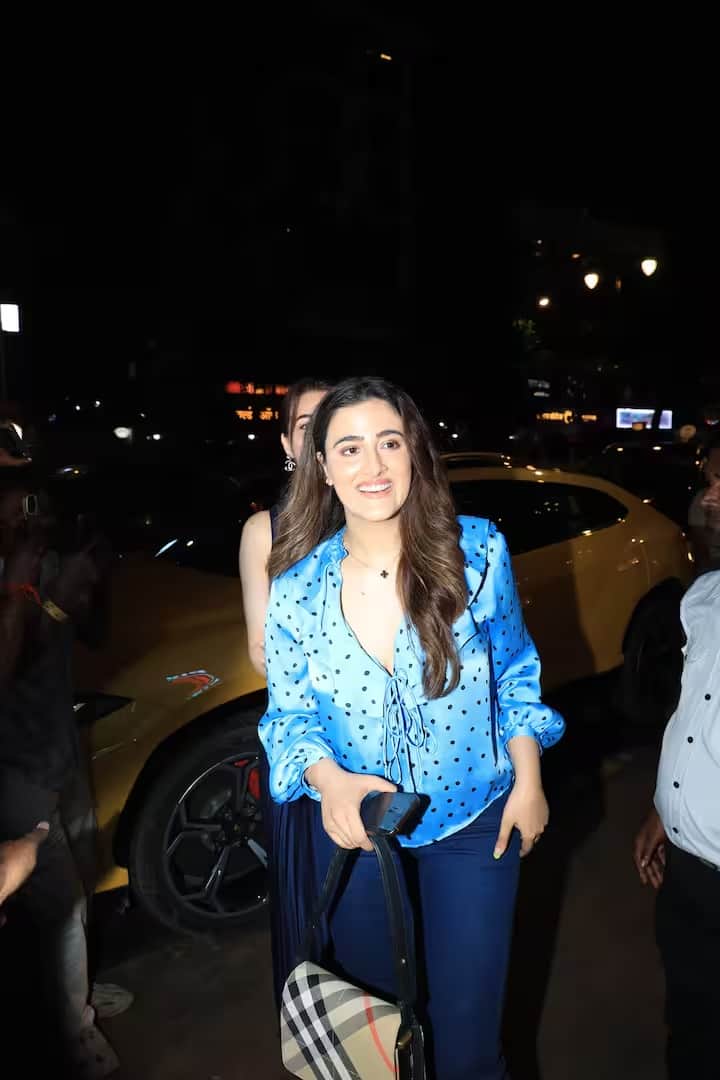 डिनर डेट पर कृति गहरे नीले रंग के हाई नेक स्लीवलेस टॉप और प्लीटेड स्कर्ट में नज़र आईं। उन्होंने इसे एक छोटे हैंडबैग के साथ भी पहना था।