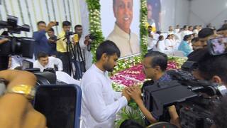 રાજકોટમાં વિજયભાઈની પ્રાર્થનાસભામાં પહોંચ્યા કેજરીવાલ,પરિવારને મળી શ્રદ્ધાંજલિ અર્પણ કરી, VIDEO 