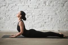 Yoga Day 2025: कभी नहीं होगा कमर में दर्द, बस रोज कर लें ये 6 योगासन