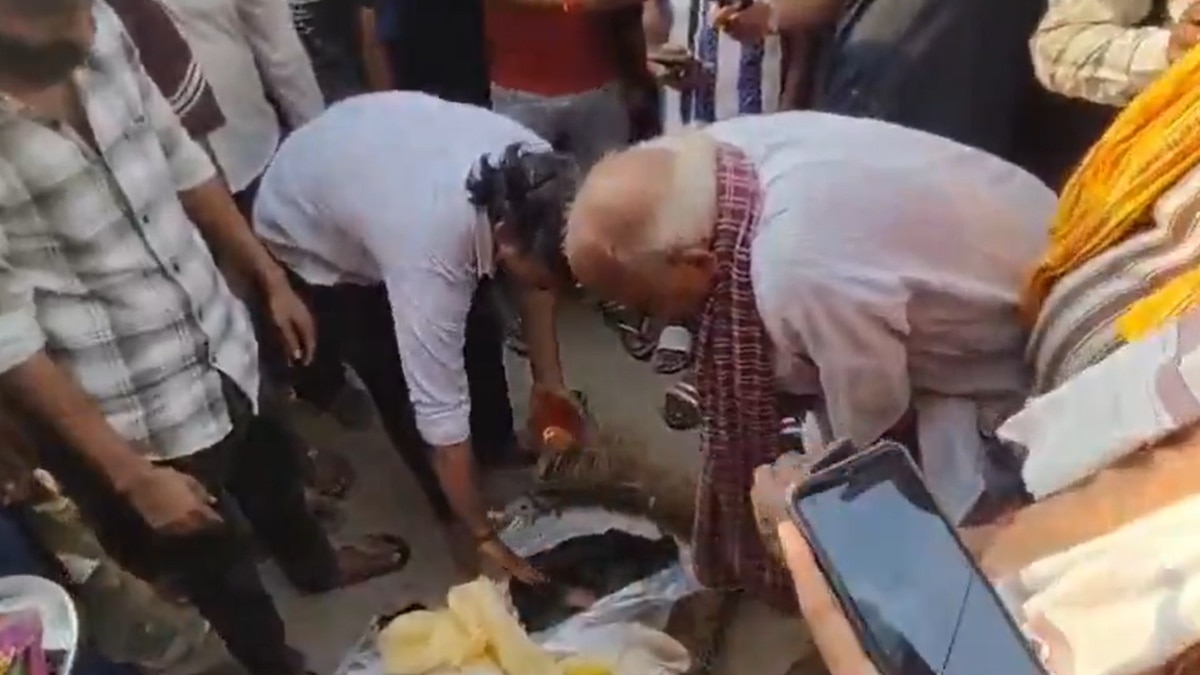 UP: महाराजगंज में प्रेमिका की मौत के बाद प्रेमी ने मांग में भरा सिंदूर, हर आंखें हो गईं नम