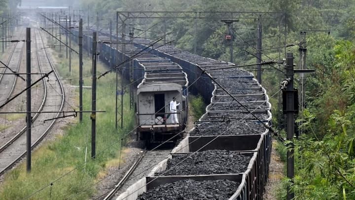 गर्मी में कोयले में आग लगने का खतरा ज्यादा होता है, इसीलिए सुरक्षा की दृष्टि से इस पर पानी डाला जाता है.