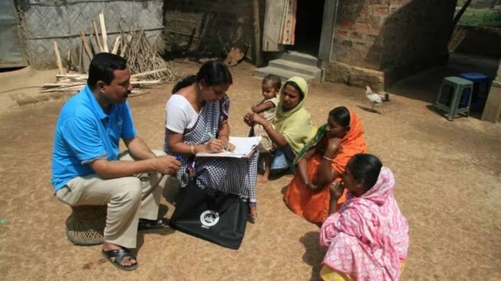 अब अगले साल यानी कि साल 2026 में जनगणना होगी. जिनमें राज्यों में बर्फबारी होती है जैसे जम्मू कश्मीर उत्तराखंड लद्दाख और हिमाचल प्रदेश आईने में 1 अक्टूबर 2026 से जनगणना शुरू होगी. तो वहीं बाकी देश में एक मार्च 2027 से शुरू होगी.