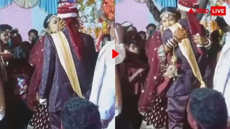 आय हाय रहा नहीं जाता! दूल्हा दुल्हन ने स्टेज पर ही कर लिया एक दूसरे को किस…