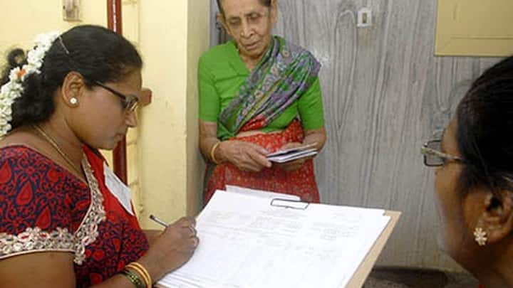 इसलिए ऐसे लोगों से आपको सावधान रहने की जरूरत होती है. आपको बता दें कभी भी कोई जनगणना अधिकारी ना तो आपसे आपकी बैंक डिटेल्स मांगता है नहीं आपसे ओटीपी मांगता है. ना ही पैसों की मांग करता है.