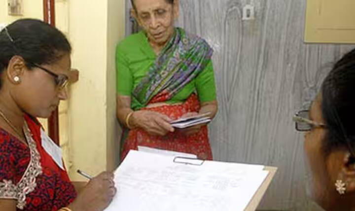 ਇਸ ਲਈ, ਤੁਹਾਨੂੰ ਅਜਿਹੇ ਲੋਕਾਂ ਤੋਂ ਸਾਵਧਾਨ ਰਹਿਣ ਦੀ ਲੋੜ ਹੈ। ਤੁਹਾਨੂੰ ਦੱਸ ਦੇਈਏ ਕਿ ਕੋਈ ਵੀ ਜਨਗਣਨਾ ਅਧਿਕਾਰੀ ਤੁਹਾਡੇ ਤੋਂ ਕਦੇ ਵੀ ਤੁਹਾਡੇ ਬੈਂਕ ਵੇਰਵੇ ਜਾਂ OTP ਨਹੀਂ ਪੁੱਛੇਗਾ। ਨਾ ਹੀ ਉਹ ਪੈਸੇ ਮੰਗੇਗਾ।