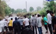 Botad Photos: રાત્રિના ધોધમાર વરસાદમાં કાર સાથે સાત લોકો તણાયા, પાંચ લાપતા-બે લોકોનું કરાયુ રેસ્ક્યૂ