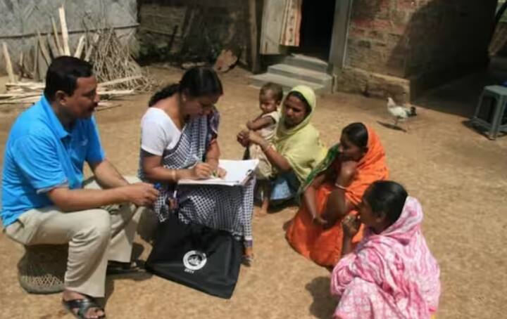 ਇਸ ਲਈ ਸਰਕਾਰ ਵੱਲੋਂ ਅਧਿਕਾਰਤ ਤੌਰ 'ਤੇ ਅਧਿਕਾਰੀ ਨਿਯੁਕਤ ਕੀਤੇ ਜਾਂਦੇ ਹਨ। ਉਹ ਘਰ-ਘਰ ਜਾ ਕੇ ਜਾਣਕਾਰੀ ਇਕੱਠੀ ਕਰਦੇ ਹਨ। ਪਰ ਤੁਹਾਨੂੰ ਦੱਸ ਦਈਏ ਕਿ ਜਨਗਣਨਾ ਦੇ ਨਾਮ 'ਤੇ ਲੋਕਾਂ ਨਾਲ ਵੀ ਠੱਗੀ ਵੀ ਵੱਜ ਰਹੀ ਹੈ।