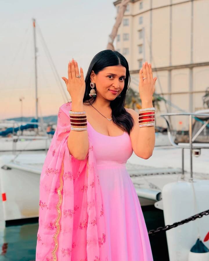 मन्नारा का मुंबई में एक लग्जरी घर है, जो मॉडर्न इंटीरियर्स और स्टाइलिश डेकोर के लिए जाना जाता है. उनका लिविंग एरिया काफी फेमस है.