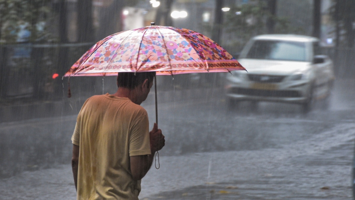UP Weather: यूपी में बदला मौसम, आज कई जिलों में बारिश का अनुमान, बिजली गिरने की भी चेतावनी
