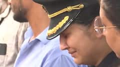 '...मेरा बच्चा मुझे छोड़कर चला गया', हेलीकॉप्टर क्रैश में जान गंवाने वाले पायलट को लेफ्टिनेंट कर्नल पत्नी ने दी विदाई