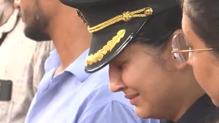 पत्नी दीपिका लेफ्टिनेंट कर्नल के पद पर अभी सेना में कार्यरत हैं, जबकि पति राजवीर सिंह करीब डेढ़ साल पहले ही लेफ्टिनेंट कर्नल के पद से सेना से रिटायर हुए थे. पत्नी दीपिका शमशान स्थल पर पति राजवीर की अंतिम यात्रा में पति की तस्वीर हाथ में लिए सबसे आगे चल रही थी.