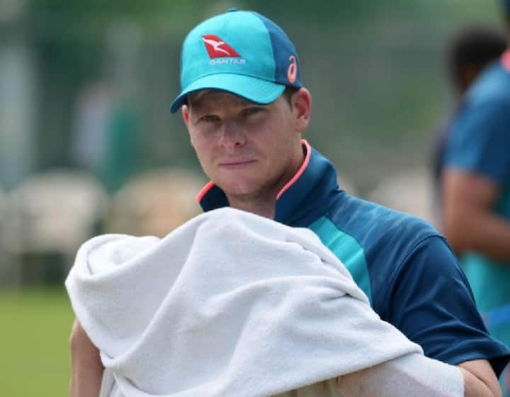 भारतीय खिलाड़ियों के अलावा ऑस्ट्रलियाई क्रिकेटर स्टीव स्मिथ पर 2018 में साउथ अफ्रीका के खिलाफ तीसरे टेस्ट मैच में बॉल टेम्परिंग का आरोप लगा था, जिसके बाद ऑस्ट्रेलिया ने उन्हें 12 महीनों के लिए इंटरनेशनल और लीग क्रिकेट से बैन कर दिया. स्मिथ के साथ इसी मामले में डेविड वॉर्नर को भी यही सजा मिली.