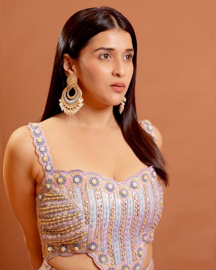 2012 में उन्होंने अपनी पहली टीवी कमर्शियल की शूटिंग की, जिसमें सुजुकी, और कुछ अन्य ब्रांड भी शामिल थे.