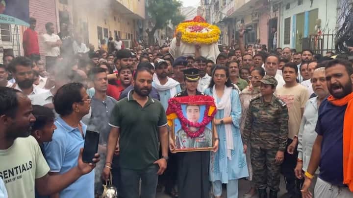 शमशान स्थल पर वह लगातार पति की चिता को हाथों से सहलाती नजर आई. पत्नी दीपिका को इस तरह भावुक देखकर हर किसी की आंखें नम हो गई. पायलट राजवीर सिंह को उनके भतीजे विशु ने मुखाग्नि दी.