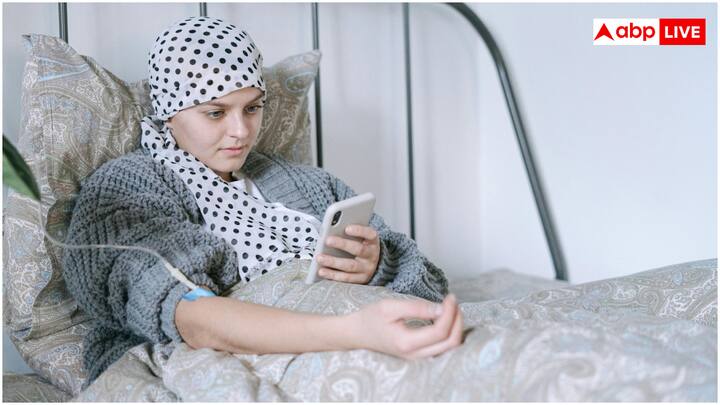 यूएस प्रिवेंटिव सर्विसेज टास्क फोर्स (USPSTF) और भारतीय एक्सपर्ट्स के हिसाब से ब्रेस्ट कैंसर की आशंका होने पर दो साल में एक बार मैमोग्राफी जरूर कराना चाहिए. 40 से 74 साल उम्र की महिलाओं को यह टेस्ट कराने की सलाह दी जाती है. अगर आपके परिवार कैंसर की हिस्ट्री है तो यह टेस्ट जरूर कराना चाहिए.