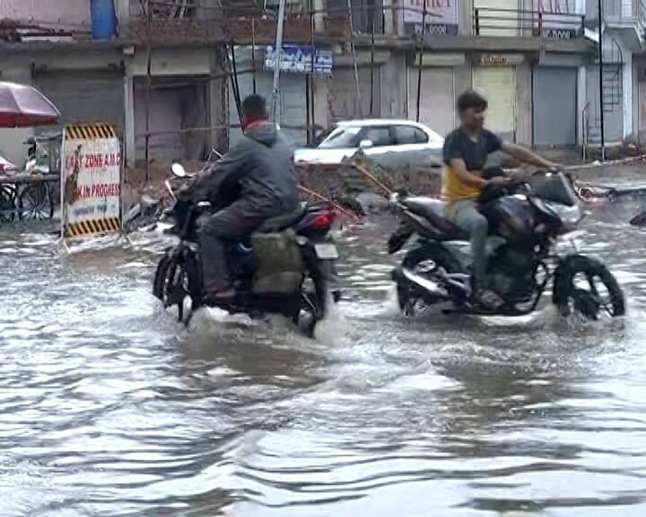 Ahmedabad Rain:અમદાવાદમાં ધોધમાર વરસાદ, નિકોલમાં જળબંબાકાર, લોકોની વધી હાલાકી