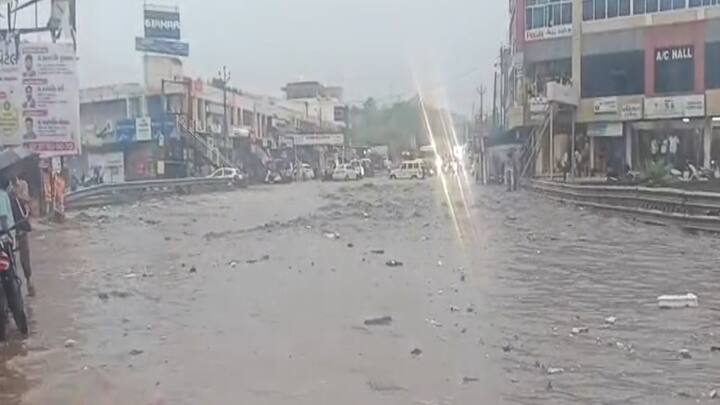 સૌરાષ્ટ્રના તમામ પંથકમાં સાર્વત્રિક વરસાદ વરસ્યો હતો. ગત 24 કલાક દરમિયાન બોટાદ જિલ્લાના ગઢડા તાલુકામાં સૌથી વધુ 14 ઇંચ જેટલો વરસાદ વરસ્યો હતો. છેલ્લા 24 કલાકમાં ભાવનગર જિલ્લામાં સરેરાશ 8 ઇંચથી વધુ વરસાદ વરસ્યો હતો જ્યારે બોટાદ જિલ્લામાં 7.5 ઈંચથી વધુ વરસાદ નોંધાયો હતો. સવારે 6 થી 10 કલાક સુધીમાં ભાવનગરના ઉમરાળા તાલુકામાં 3.5 ઇંચથી વધુ વરસાદ વરસ્યો હતો.