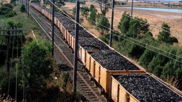 कोयले से लदी मालगाड़ी सभी ने देखी होती है. आपने अगर कभी देखा हो तो कोयले से लदी मालगाड़ी हमेशा गीली रहती है. इस पर पानी का छिड़काव होता है.