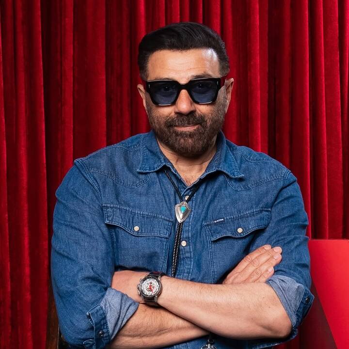 उसके बाद सनी ने रामनिरंजन आनंदीलाल पोद्दार कॉलेज ऑफ़ कॉमर्स एंड इकोनॉमिक्स से ग्रेजुएशन किया. यह वही कॉलेज है जहां से कई और बॉलीवुड सेलिब्रिटीज ने भी पढ़ाई पूरी की है.
