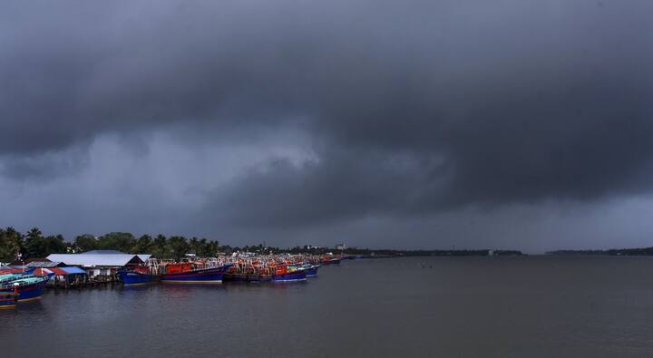 অতি ভারী বৃষ্টির পূর্বাভাস রয়েছে দক্ষিণ ২৪ পরগনা, পশ্চিম মেদিনীপুর, পশ্চিম বর্ধমান, পুরুলিয়া, বাঁকুড়া এবং বীরভূম জেলায়। উত্তরবঙ্গেও বিক্ষিপ্তভাবে ভারী বৃষ্টির সতর্কতা রয়েছে।