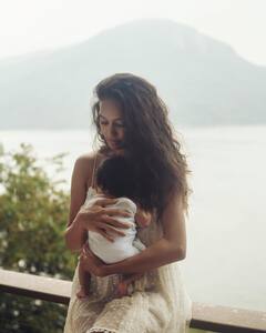 ब्रेस्ट फीड करवाने पर ये हसीना हई ट्रोल, फोटो देख लोगों ने की 'गाय' से तुलना