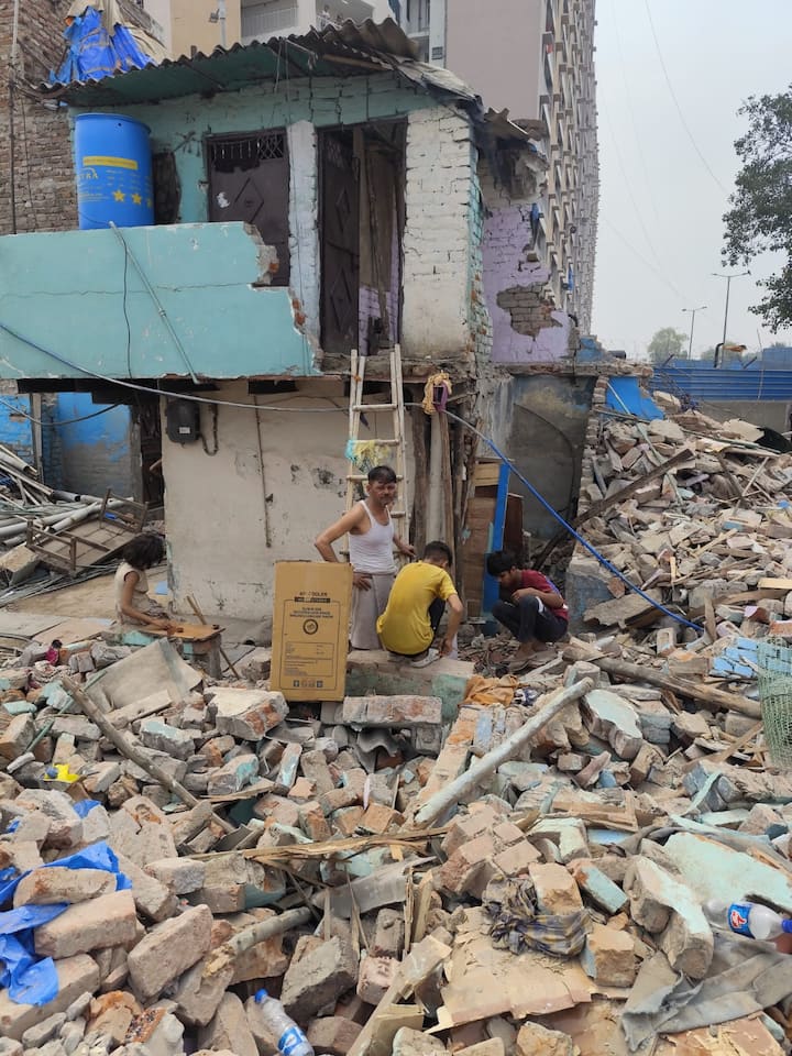 इस बुलडोजर एक्शन की कार्रवाई में कुछ ऐसे घरों पर भी कार्रवाई हुई जिनके घरों पर कार्रवाई न करने को लेकर दिल्ली हाईकोर्ट से राहत मिली हुई थी.