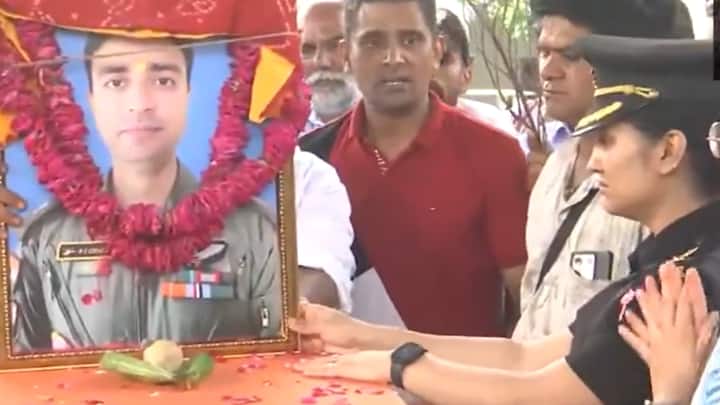 वह पूरे वक्त चिता के पास ही खड़ी रही. उनकी आंखों से लगातार आंसू गिर रहे थे. सेना की वर्दी में ही उन्होंने पति को सैल्यूट किया और उन्हें अंतिम विदाई दी. वह कभी पति की तस्वीर को देखतीं तो कभी चिता को. शमशान स्थल से जाते वक्त वह बोल रही थी- राजवीर मेरा बच्चा मुझे छोड़कर चला गया.