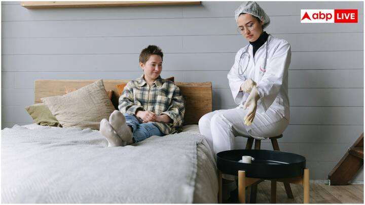 कोलोरेक्टल कैंसर के लिए कोलोनोस्कोपी और स्टूल टेस्ट कराना जरूरी होता है. 45 वर्ष के पुरुषों और महिलाओं को कोलोनोस्कोपी हर 10 साल में या फेकल इम्यूनोकेमिकल टेस्ट (FIT) हर साल कराना चाहिए. 75 वर्ष से अधिक उम्र के लोगों के लिए यह उनकी  सेहत पर निर्भर करता है.