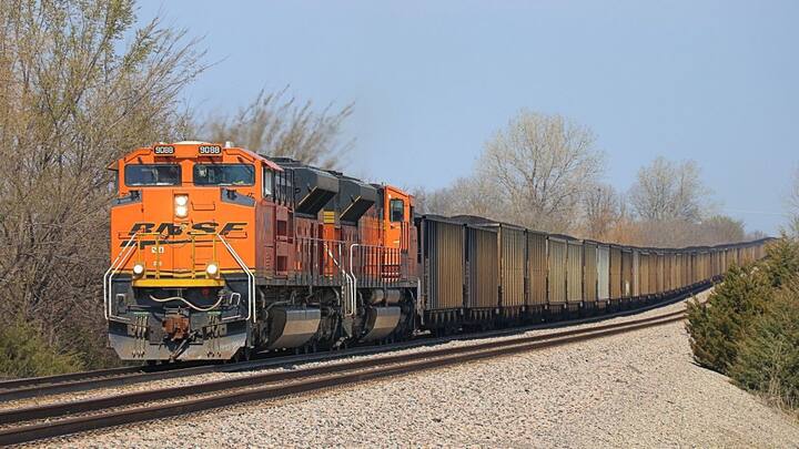 लेकिन क्या आपको पता है कि पानी का छिड़काव किसलिए किया जाता है. दरअसल यह धूल को फैलने से रोकता है. क्योंकि कोयले की धूल स्वास्थ्य के लिए हानिकारक होती है.