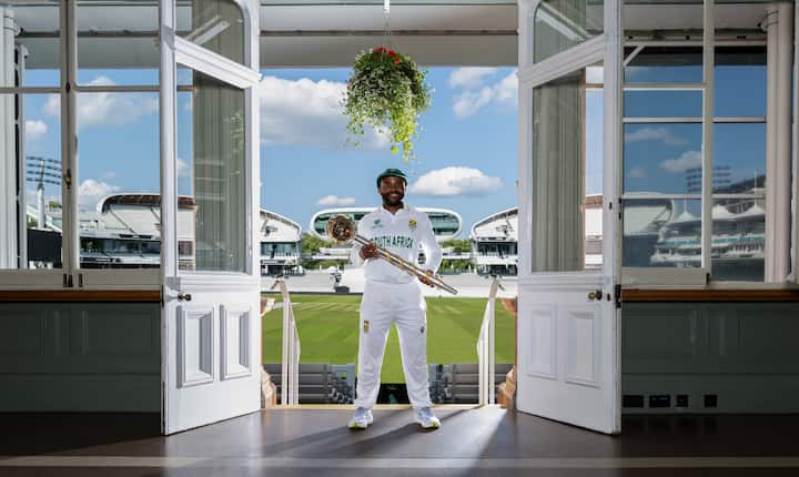Temba bavuma photo goes viral with glasses on and wtc trophy in hand south africa team captain 21 बावुमा कप्तान के तौर पर अब तक एक भी टेस्ट मैच नहीं हारे हैं. बावुमा ने अब तक 10 मैचों में साउथ अफ्रीका के लिए कप्तानी की है. इस दौरान उन्होंने 9 मैच जीते हैं. जबकि एक मैच ड्रॉ रहा है.