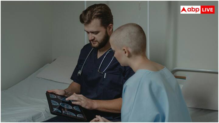 फेफड़े के कैंसर के लिए लो-डोज CT स्कैन हर साल कराना चाहिए. 50-80 वर्ष के जो लोग स्मोकिंग करते हैं 15 साल पहले छोड़ चुके हैं, उन्हें हर साल लो-डोज CT स्कैन की सलाह देता है. यह टेस्ट शुरुआती चरण में फेफड़े के कैंसर का पता लगा सकता है.