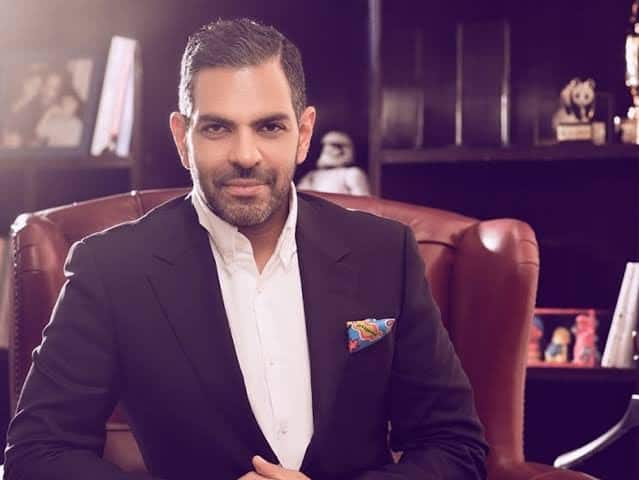 वहीं संजय कपूर के एजुकेशनल बैकग्राउंड पर बात करें तो उन्होंने देश–विदेश से पढ़ाई कर रखी थी. अपनी स्कूली पढ़ाई उन्होंने उत्तराखंड और मुंबई से पूरी की.