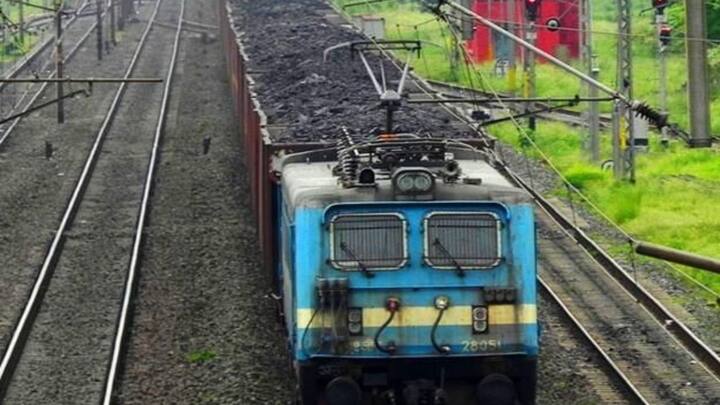 पानी कोयले को ठंडा रखने में मदद करता है, जिससे गर्मी या रगड़ के जरिए आग लगने का खतरा कम होता है.