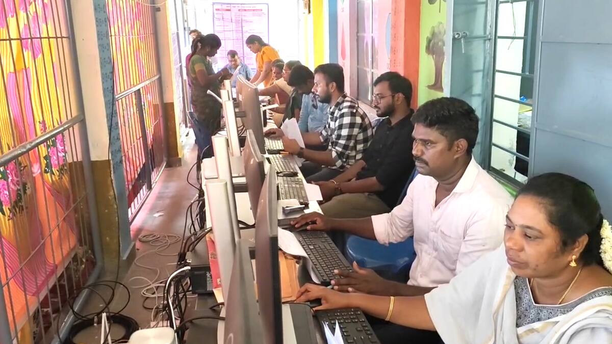 மக்களுடன் முதல்வர் திட்டம்: சமையல் கூடத்தில் தஞ்சம் புகுந்த பள்ளிக் குழந்தைகள் - வலுக்கும் கண்டனங்கள்