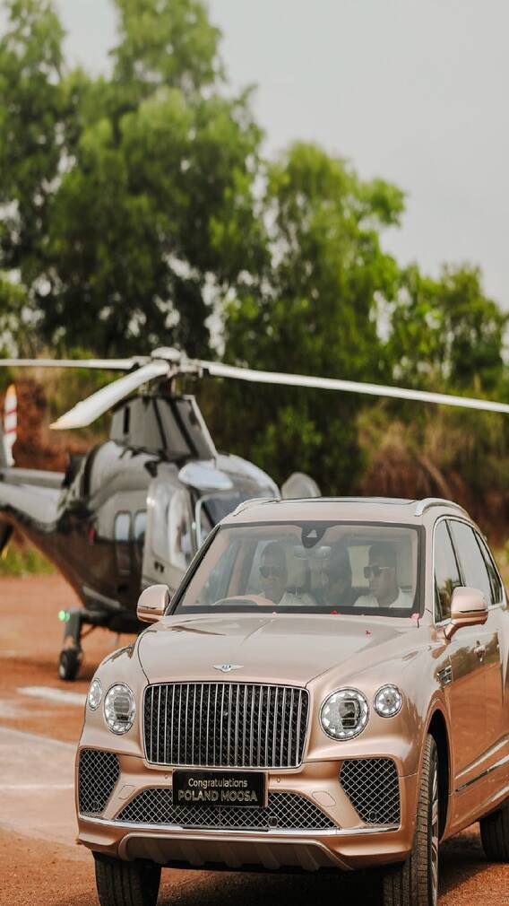 नवी कार घ्यायला थेट हेलिकॉप्टरने एन्ट्री!